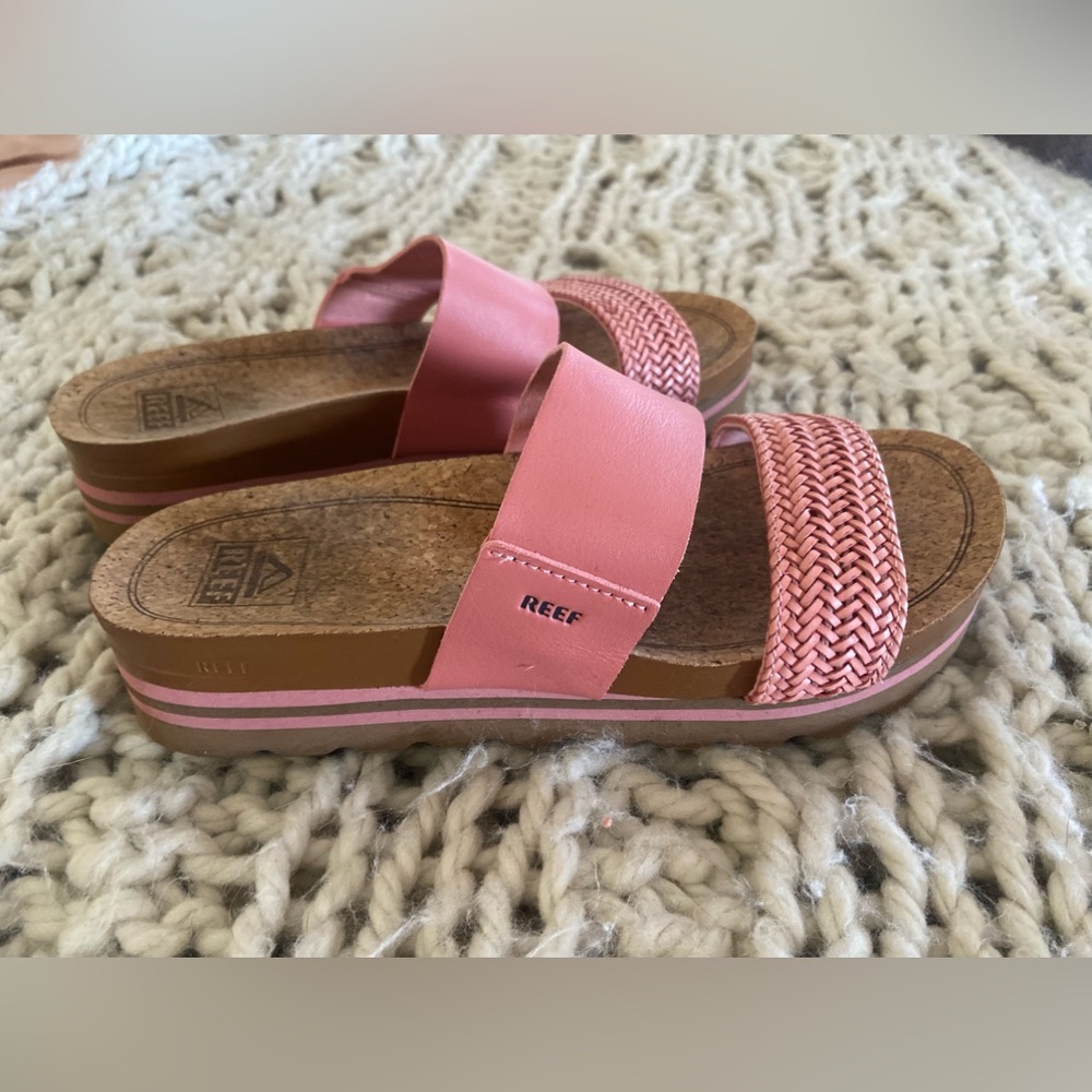 Women’s size 7 Reef Vista Hi sandals, pink/coral